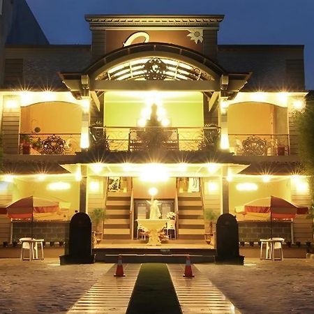 Blitar Patria Palace Hotel מראה חיצוני תמונה