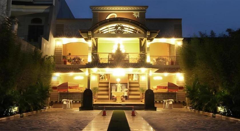 Blitar Patria Palace Hotel מראה חיצוני תמונה